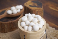 Bánh men sau khi nướng có vị thơm nước cốt dừa béo ngậy, vừa cắn 1 cái tan ngay trong miệng sẽ khiến bạn ăn mãi không dừng. Bảo quản bánh men trong hộp kín sẽ dùng được lâu hơn.