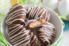 Để hình thức bắt mắt hơn, bạn có thể tiếp tục đun chocolate trắng rồi trang trí theo hình zic zag. Khi không sử dụ hết, bạn cho vào túi nilon hoặc lọ kín bảo quản trong ngăn mát tủ lạnh dùng dần nhé.