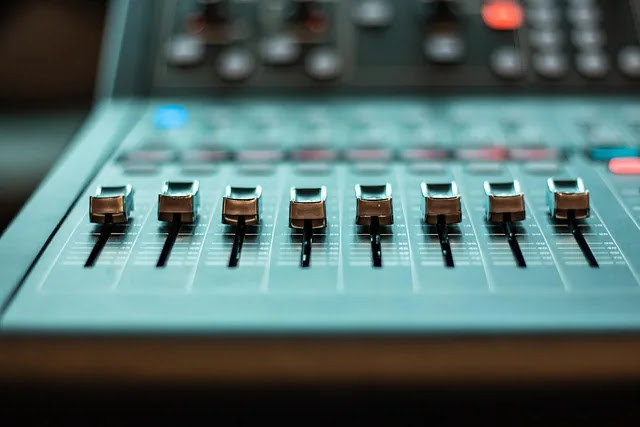 노인성 난청 예방 적정 이어폰 볼륨과 청력 자가진단