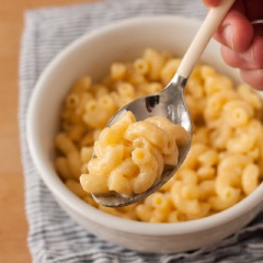 Thưởng thức ngay món nui này cho nóng. Một món ăn đơn giản với lớp sốt cheese béo ngậy bao bọc quanh từng hạt macaroni được luộc chín vừa tới ăn vẫn còn sần sật đúng không nào?.