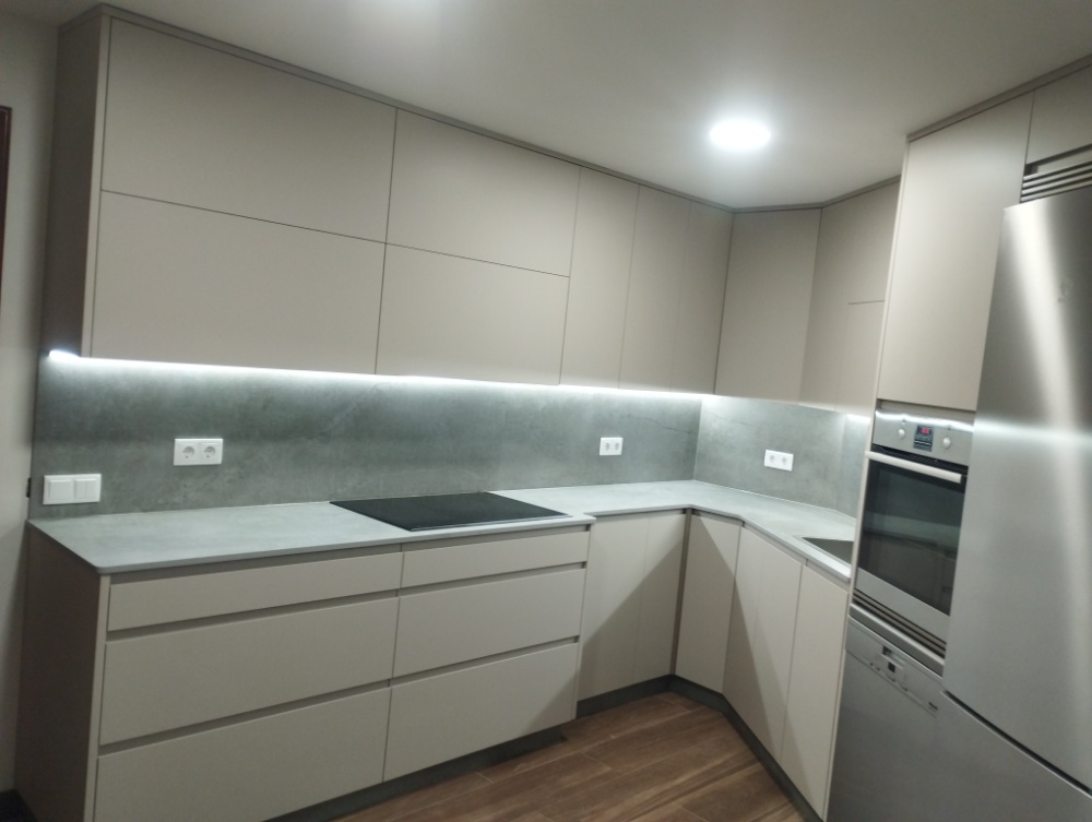 Cocina color granate y blanca