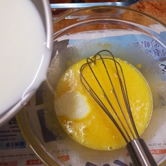 Ngâm 10g gelatine với khoảng 3-4 muỗng canh nước trong bát thủy tinh. Lá gelatine nên cắt nhỏ ra. Lòng đỏ trứng đánh tan với đường và tinh dầu vani. Sữa tươi không đường đun ấm. Sau đó đổ từ từ sữa vào trứng (không làm ngược lại nhé!).