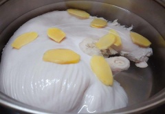 Xử lý tiếp bao tử heo: Cho bao tử đã sơ chế sạch vào nồi cùng với nước + gừng cắt lát hoặc đập dập, rồi cho lên bếp nấu sôi khoảng 3 phút với lửa lớn, lúc này bao tử đã rất sạch & thơm.