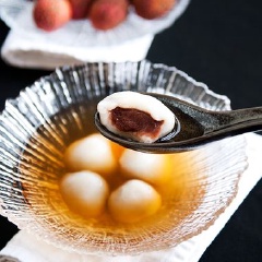 Múc nước chè vào chén, thêm viên trôi nước vào và thưởng thức nhé! Món chè trôi nước là món mà ai ai cũng đều yêu thích và đặc biệt là các bạn nhỏ.
