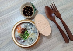 Múc cháo ra tô cùng với hàu, cà rốt, nấm. Cho ít hành lá, gừng cắt sợi, hành tím phi vàng và tiêu. Thưởng thức cháo hàu kiểu Nhật nóng với ít nước tương ớt cắt lát. Yummy! Bạn có thể cắt sợi một ít rong biển (Nori) cho lên như topping để tăng chất Nhật nào. Cách làm cháo hàu kiểu Nhật thật đơn giản đúng không nào. Tranh thủ cuối tuần này, làm ngay món cháo hàu Nhật Bản để tẩm cho cho cả nhà nhé.