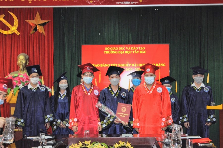 Trường Đại học Tây Bắc trao bằng tốt nghiệp đại học, cao đẳng đợt 03 năm học 2020 - 2021