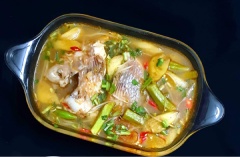 Múc canh chua cá diêu hồng ra tô trang trí rau nêm và ớt lên. Mình ăn với cơm hoặc bún điều ngon các bạn nhé.
