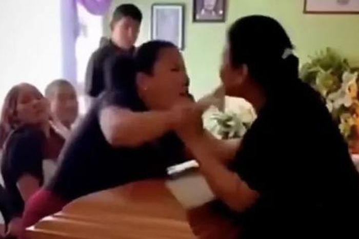 Hai người phụ nữ lao vào ẩu đả dữ dội ngay giữa đám tang - Tạp chí Người Đưa Tin