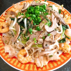 Bày ra dĩa, rắc hành lá và tiêu lên phía trên. Nếu nhạt có thể ăn cùng với nước tương dầm ớt hay sốt mayonaise cùng tương ớt nếu thích béo.
