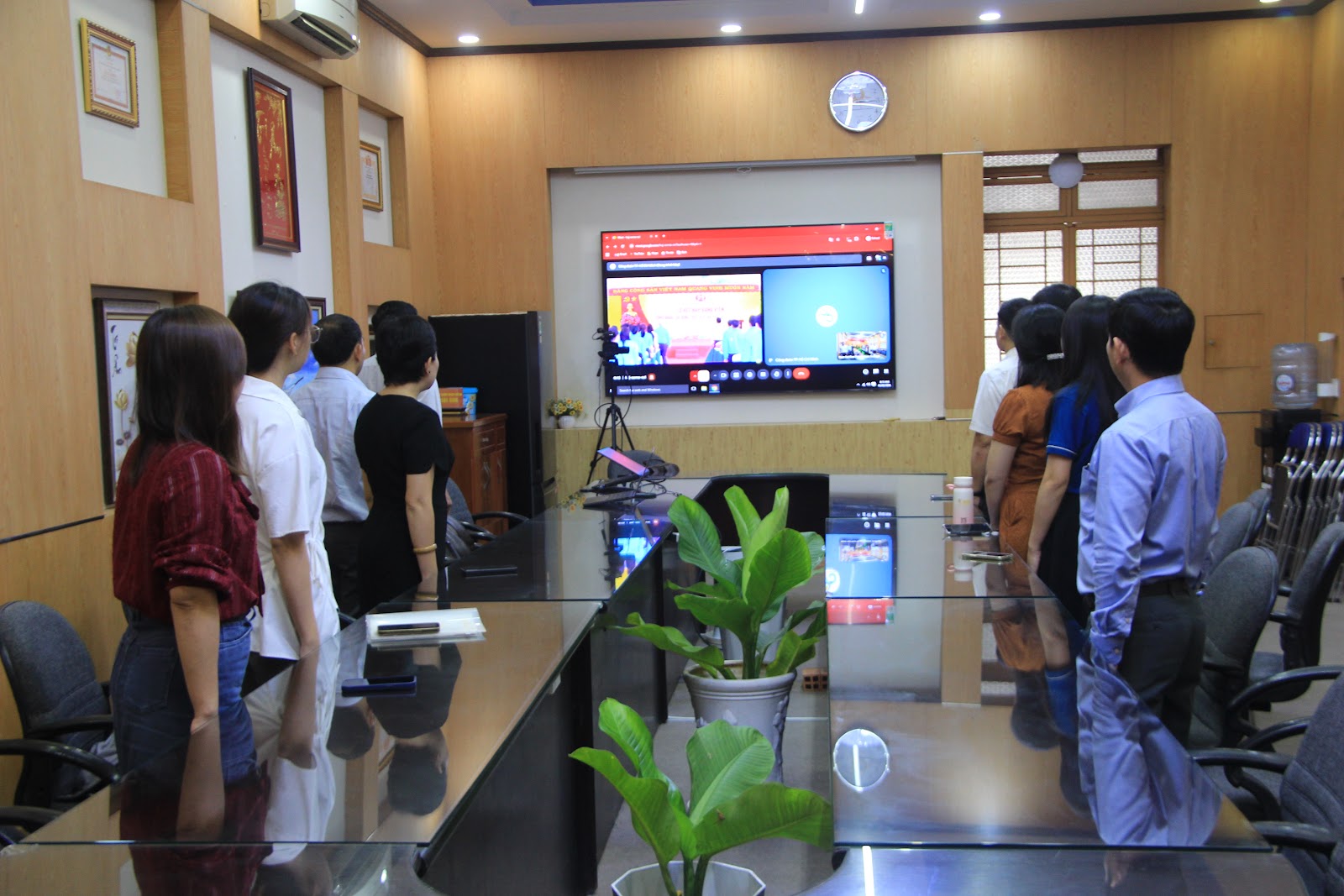 Lễ kết nạp Đảng viên mới tại Nghĩa trang Hàng Dương cho quần chúng Mai Anh Thy (CB1) và Lê Phương Thảo (CB5)