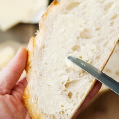 Bánh mì cắt lát vừa ăn, phết bơ lên các lát bánh mì. Ở mặt không có bơ của bánh mì, xếp phô mai rồi xúc cá ngừ trộn vào. Sau đó đặt miếng bánh mì thứ 2 ốp lên (ốp mặt không bơ xuống). Làm tương tự với phần bánh mì còn lại.