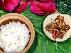 Sả bào, ớt cắt khoanh phi dầu chiên nhẹ cho vàng đều xong rải lên thịt. Thịt chiên mắm ruốc với những miếng thịt ba chỉ được tẩm ướp gia vị đậm đà, đặc biệt là hương mắm ruốc rất đặc trưng, kích thích vị giác thêm ngon miệng.