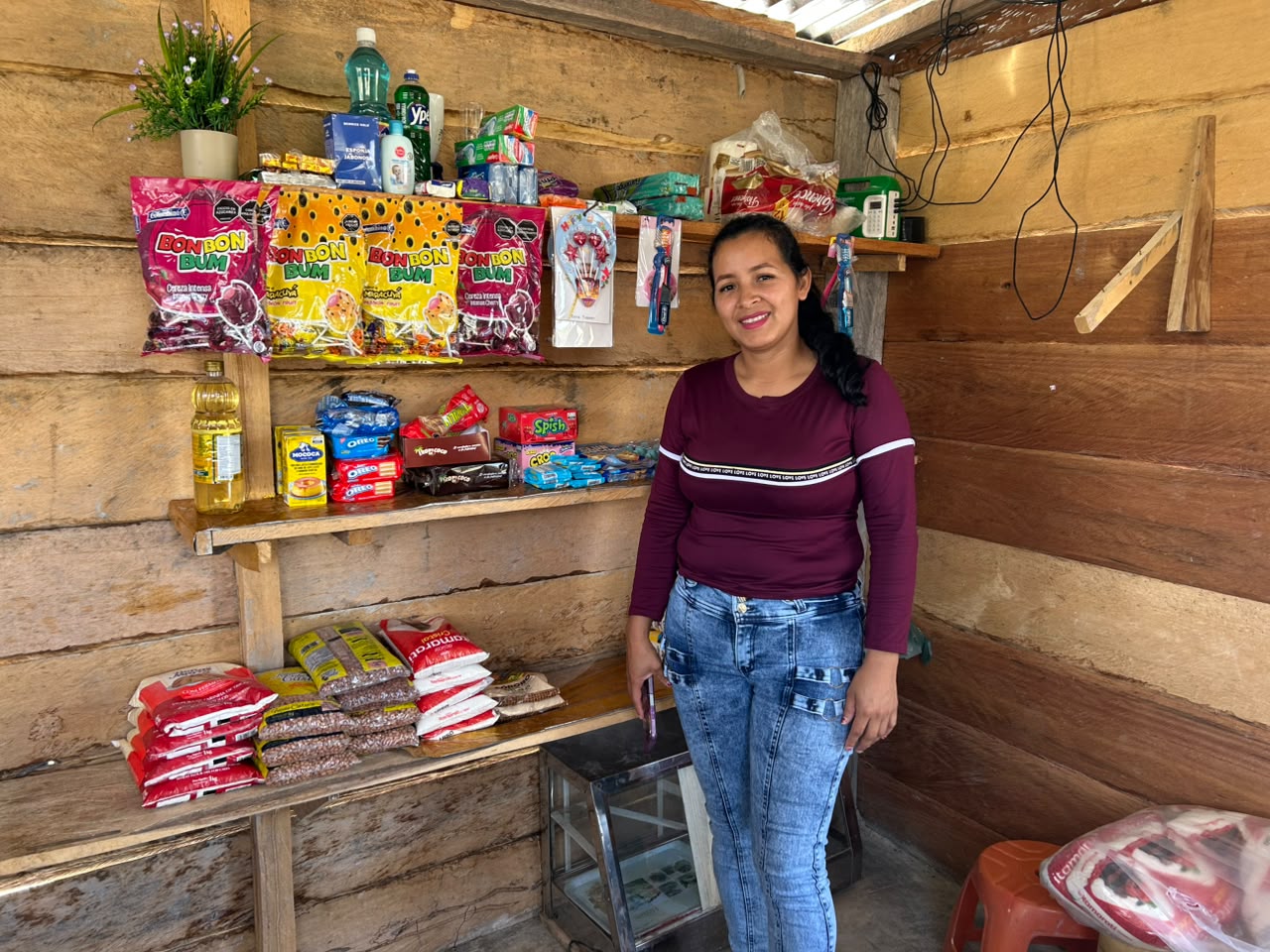 Empreendedora venezuelana anota planos de negócio durante oficina do Sebrae em Roraima. Empreendedorismo em Pacaraima.