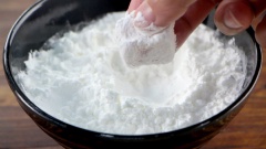 Chuẩn bị đầy đủ các nguyên liệu gà sốt cay chiên giòn gồm: 400gr ức gà không xương, 2 quả trứng gà, 150gr bột bắp. Phần nước sốt cay gồm: 60gr đường nâu, 30ml giấm gạo, 20ml nước tương, 100gr tương ớt và 1 củ tỏi khoảng 10gr. Ức gà không xương cắt miếng vuông nhỏ, ướp với một ít muối tiêu, nhúng qua 1 lớp mỏng trứng gà, sau đó là 1 lớp mỏng bột bắp.