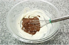 Bật trước lò nướng ở nhiệt độ 355 độ F. Cho mayonnaise, bơ, đường vào bát đánh chung nhé. Bẻ vụn chocolate, đem đun chảy bằng cách hấp cách thủy hoặc cho vào lò vi sóng. Cho chocolate đen đã đun chảy vào cùng hỗn hợp trong bát.
