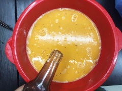 Để làm trứng gà nướng ngon thì nên nêm nếm gia vị phải vừa miệng: Cho vào thau trứng gồm 1 muỗng canh nước mắm, 1,5 muỗng cà phê đường, 1 muỗng canh mật ong, 1/2 muỗng cà phê muối, 2/3 muỗng tiêu xay. Khuấy đều bằng đũa, đến khi lòng trắng và lòng đỏ hòa vào nhau không bị lợn cợn là được nhé (có thể lược qua rây để hỗn hợp làm trứng nướng Thái Lan được mịn màng hơn).