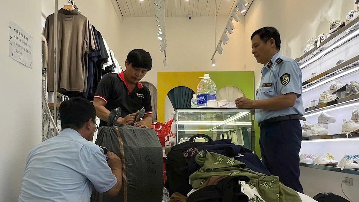 Phát hiện hàng nghìn sản phẩm thời trang giả mạo thương hiệu - Đài Phát thanh và truyền hình Hà Nội