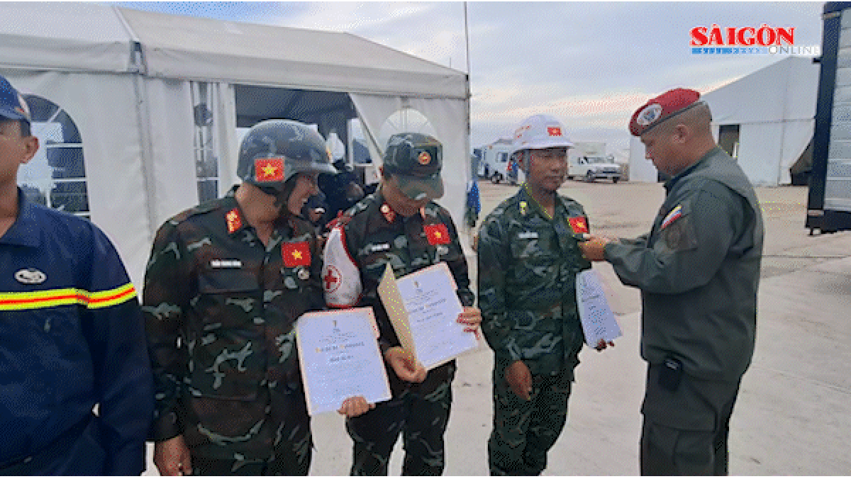 Đoàn cứu nạn, cứu hộ Việt Nam được trao tặng Huy chương Anh hùng Venezuela - Báo Sài Gòn Giải Phóng
