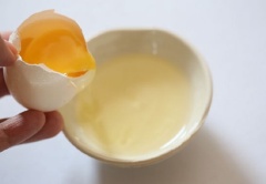 Đập trứng gà tách lấy lòng trắng trứng.