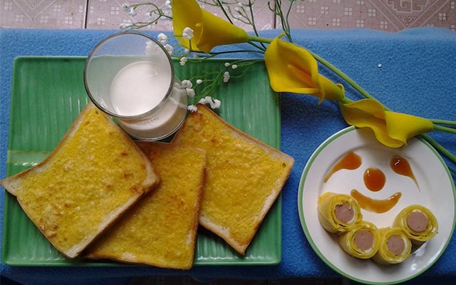 Bánh Mì Bơ Và Trứng Cuộn Xúc Xích