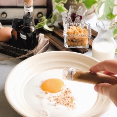 Đập trứng ra tô hoặc dĩa sâu lòng, cho thêm sữa tươi, 10gr đường, bột quế và vanilla vào. Khuấy đều cho trứng và các hỗn hợp hòa quyện.