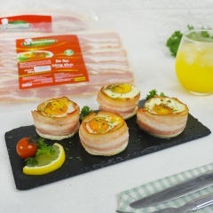 Dọn bacon cuộn trứng ra đĩa, rắc thêm ngò tây băm nhuyễn và thưởng thức khi còn nóng. Bacon cuộn trứng có vị đậm đà từ thịt xông khói, thịt beo béo của trứng lòng đào sẽ khiến cho bạn càng ăn càng mê. Như vậy với cách làm trên bạn chỉ cần một ít thời gian là đã có ngay bữa sáng vô cùng thơm ngon và dinh dưỡng.
