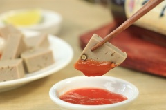 Chả bò tự làm ở nhà vừa thơm ngon vừa đảm bảo an toàn, không lo sử dụng hàn the như ngoài hàng. Tết sắp đến rồi, các mẹ hãy dành chút thời gian vào bếp làm ngay cho cả gia đình mình thưởng thức nha, ăn với cơm nóng, bánh mì hay ăn vã thôi cũng đã ngon lắm rồi nè.
