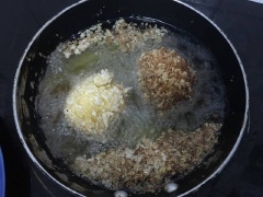 Đun nóng dầu ăn. Cho viên bánh khoai tây phô mai vào, chiên vàng giòn, nhỏ lửa đến khi bề mặt bánh chuyển qua màu vàng nhạt.