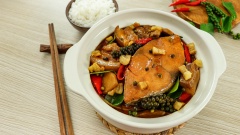 Món cá kho kiểu Thái càng đậm đà và đặc biệt hơn khi cho thêm tóp mỡ chiên giòn vào dùng chung. Bạn nhớ lưu công thức lại để thực hiện cho cả nhà bữa cơm nóng hổi hấp dẫn này nhé!