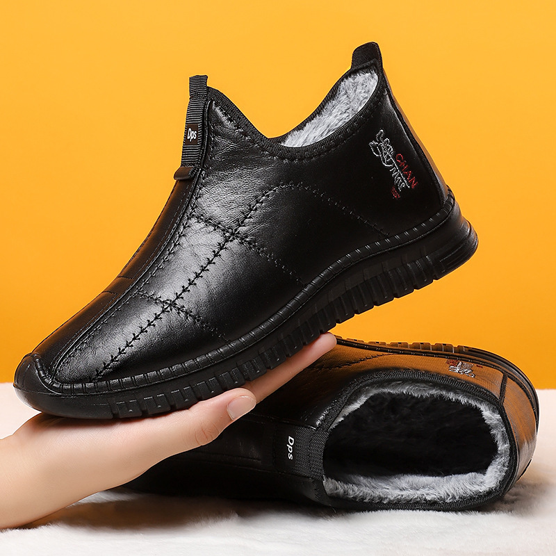 Insulated men's short boots made of synthetic leather, warm and comfortable
