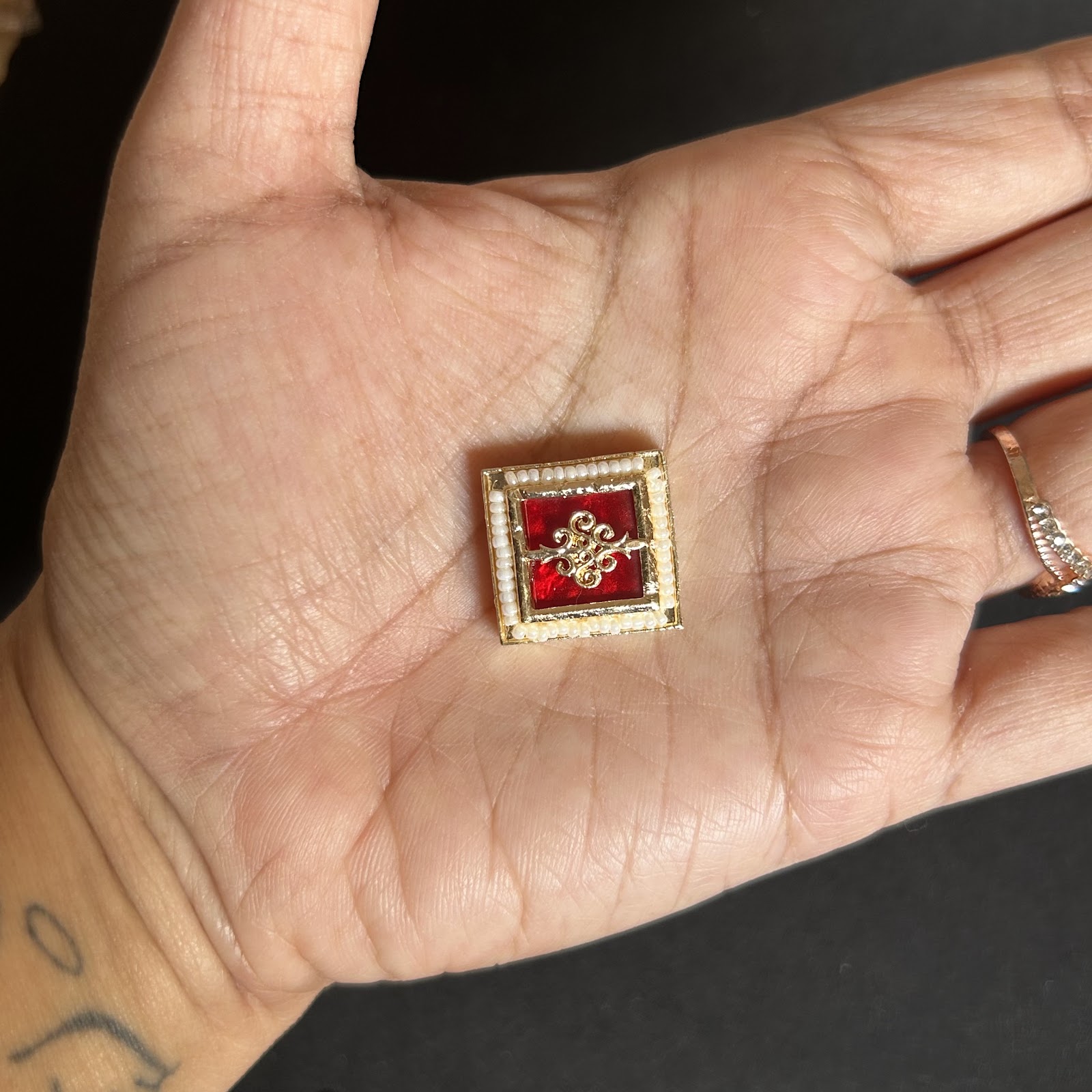 Square Red flow meena pendnet moti shape pack of 1