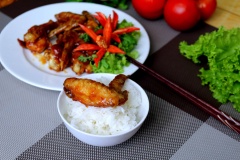 Cho cánh gà vào nước sốt me ta đảo để nước sốt và cánh gà quyện vào thấm đều mới ngon. Đảo khoảng 3 phút khi cánh gà đã đều nước sốt thì tắt bếp. Gắp cánh gà ra đĩa trang trí và rắc 1 xíu tiêu cho thơm. Với món cánh gà sốt me đậm đà này mình tin là không những là mẹ mẹ mình mà đảm bảo cả gia đình bạn cũng sẽ mê với vị chua ngọt vừa ăn, đậm đà nhờ sốt đậm đặc Knorr vị gà đấy. Dùng chung với cơm trắng là tuyệt vời nhé.
