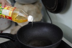 Đập 2 quả trứng vịt vào một hộp lớn, nhúng chả giò vừa cuốn vào trứng vịt rồi lăn qua một lớp bột chiên xù. Đem chả giò đã lăn qua bột xù cho vào dầu nóng chiên với lửa vừa, đến khi chả giò vàng giòn thì gắp ra cho vào dĩa có lót giấy thấm dầu.
