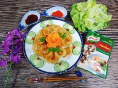 Trình bày ra dĩa thôi nào: tỉa 1 hoa cà rốt, vài lát dưa cho đẹp và gấp các khoanh hoành ( mực chay) xếp vào thế là món ngon đã thưởng thức được rồi đấy. Từng khoanh hành ( mực chay) vàng ươm, chấm 1 tí tương cà hoặc tương ớt, cắn 1 cái ta nói nó nge sừng sực và giòn rụm hà ( sừng sực của hành và giòn rụm của bột chiên xù), hòa quyện với hương vị bột niêm chay nấm hương ta nói ăn chay mà nó đậm đà làm sao.