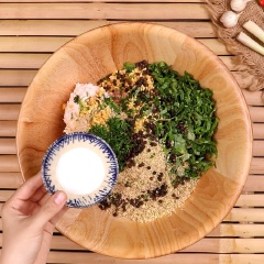 Tiếp đó, nêm vào 1/2 muỗng cà phê muối, 1/2 muỗng canh hạt nêm, 1/2 muỗng canh đường và trộn đều, 2 muỗng canh dầu màu điều. Trộn đều hỗn hợp, ướp trong vòng 15 phút để hỗn hợp thấm đều gia vị.