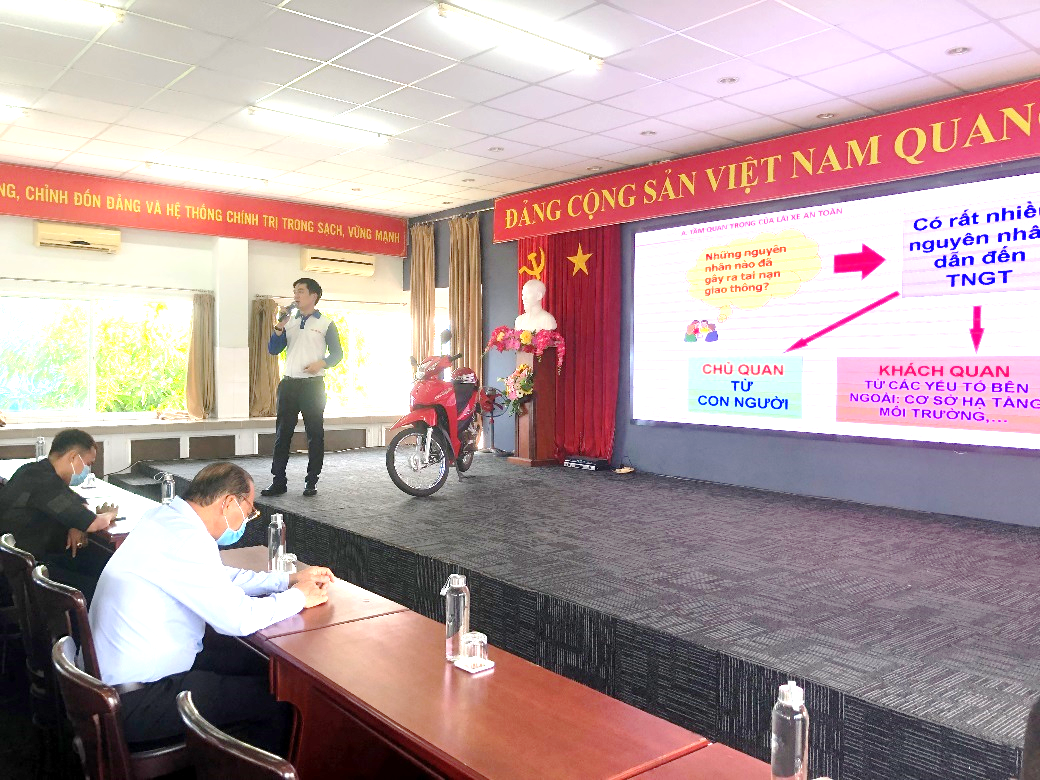 Anh Lê Ngọc Ngoan – Đại diện Head Phát Tiến trao đổi cùng sinh viên DLA vể kiến thức ATGT và kỹ năng lái xe an toàn tại buổi tập huấn