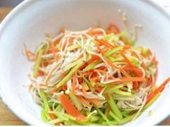 Tiếp đó, vớt nấm ra, rửa qua bằng nước lạnh để nấm giữ được độ giòn. Đặt nấm, cà rốt và cần tây trong cùng một chén, trộn đều.