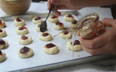 Cho mứt việt quất vào giữa bánh. Cho bánh vào lò, nướng khoảng 20 phút ở nhiệt độ 160 độ C.