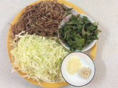 Bắp cải, bắp chuối cắt nhỏ, rửa sạch, để ráo. Rau răm nhặt, rửa sạch, cắt nhỏ.