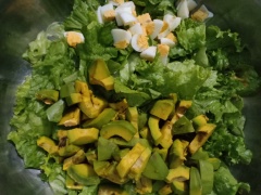 Cho xà lách vào thau to + bơ + trứng gà, rưới phần sốt vào và trộn đều nhẹ tay. Bày salad quả bơ ra đĩa thưởng thức. Chúc các bạn thành công.