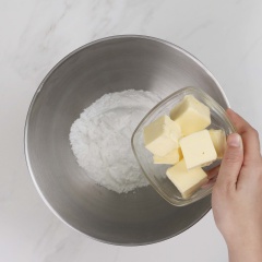 Phần bánh: Cho 135g đường bột vào tô, thêm 145g bơ nhạt, 1/2tsp muối. Dùng máy đánh trứng đánh phần bơ đường ở tốc độ vừa khoảng 3-5 phút cho đường tan và bơ chuyển thành màu vàng sáng. Sau đó, thêm 1 quả trứng và 1 tsp chiết xuất vani vào. Tiếp tục dùng máy đánh trứng đánh đều ở tốc độ vừa từ 3-5 phút cho hòa quyện.