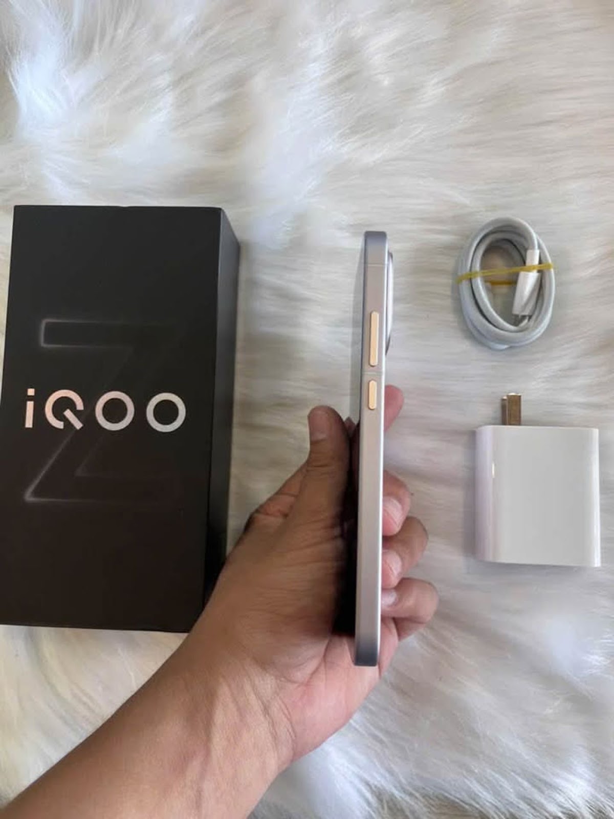 𝗶𝗤𝗢𝗢 𝗭𝟭𝟭 𝗧𝘂𝗿𝗯𝗼 12GB/256GB – SNAPDRAGON 8 GEN 5, 200MP CAMERA, 7,600mAh BATTERY
