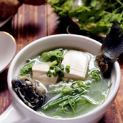 Múc canh cá chép ra tô và thưởng thức ngay. Canh cá chép đậu hũ nấu cùng đọt su hào mang đến vị thanh đạm, mát mẻ, thích hợp ăn trong những ngày thời tiết nắng nóng và cực kì bổ dưỡng nha. Bạn còn chờ gì mà không lưu công thức và nấu ngay nào.