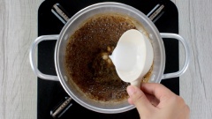 Làm nước tương: phi thơm 1 muỗng canh dầu ăn với 10gr hành boa rô cắt lát, lần lượt cho vào nồi 80ml nước tương, 40gr đường, 30ml giấm gạo, 20ml nước lọc. Khuấy đều và đun lửa nhỏ cho hỗn hợp nước tương sôi lên. Chuẩn bị sẵn 1 chén có 1 muỗng canh bột năng pha với 2 muỗng canh nước lọc, chế hỗn hợp bột vào nồi nước tương đang sôi và khuấy đều để tạo độ sánh cho hỗn hợp, tắt bếp.