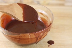Bật trước lò nướng ở nhiệt độ 350 độ F. Làm tan chảy chocolate và bơ bằng lò vi sóng hoặc hấp cách thủy. Sau đó, thêm bột mì, bột nở, bột cacao và một chút muối vào khuấy đều trong 1 cái bát riêng, cho đường, trứng gà, tinh chất vani vào trộn lại. Cho bát bột vào bát hỗn hợp chocolate rồi trộn đều.
