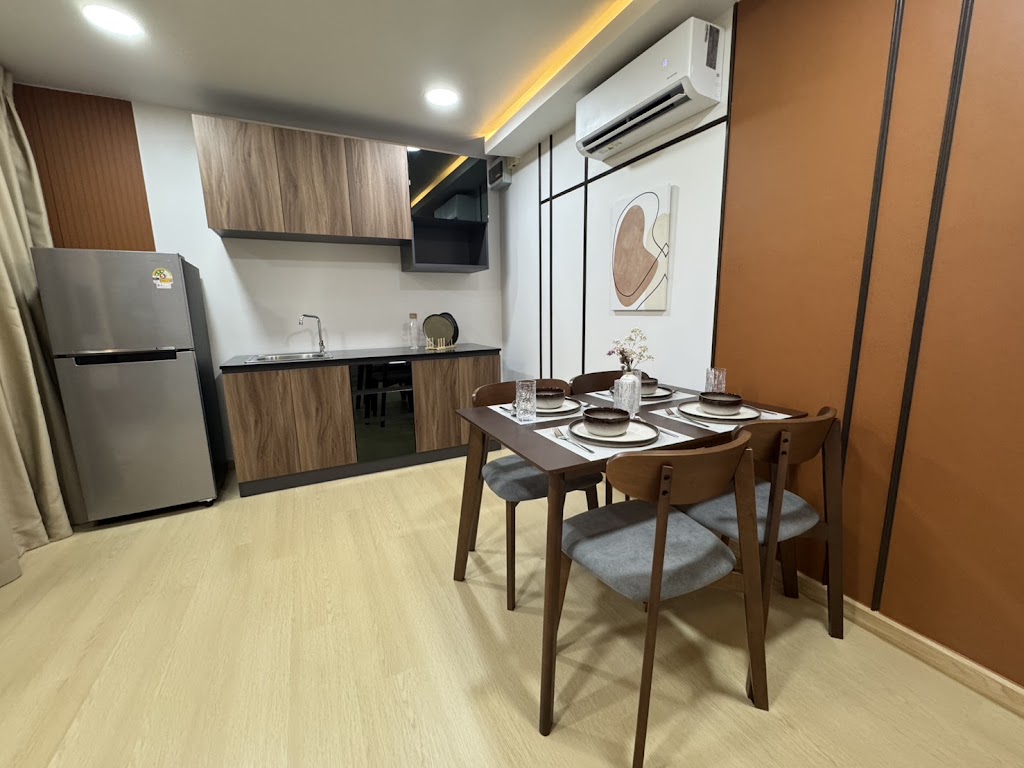 The Clover Condo (เดอะโคลเวอร์ คอนโด) · ถนนขวาง 5
