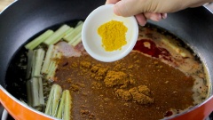 Nước luộc thịt sau khi được lọc bỏ cặn bẩn và bọt thì cho vào 1 gói Bò Kho - xốt gia vị hoàn chỉnh Barona vào cùng với các nguyên liệu: sả, tỏi, hành tím, gừng, ớt băm, 55gr đường trắng, 15gr bột ngọt, 15ml nước mắm, 10ml dầu điều, 7gr ngũ vị hương, 1gr bột nghệ. Khuấy đều cho gia vị tan.