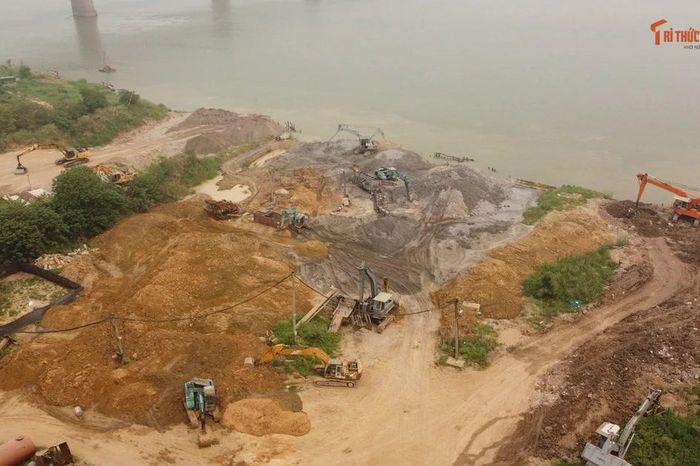 Bãi trung chuyển vật liệu trong đất dự án ở Phú Thượng - Báo Tri thức &amp; Cuộc sống