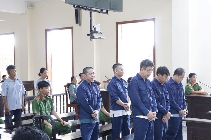 1 cựu công chứng viên bị truy tố trong vụ lừa đảo bán đất bằng sổ hồng giả - Báo Pháp Luật TP.HCM