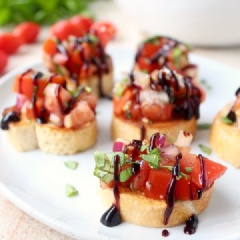 Thưởng thức ngay hoặc bạn có thể cho salad lên bánh mì nướng. Món salad này rất tốt cho sức khỏe đặc biệt là với những ai muốn có làn da, vóc dáng đẹp thì càng không thể bỏ qua nha.